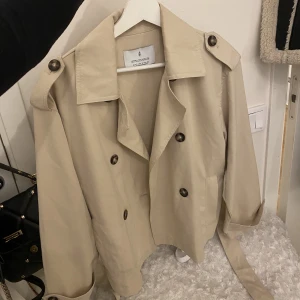 Beige jacka - Beige jacka i nyskick. Använd en gång. Från stradivarius 💓