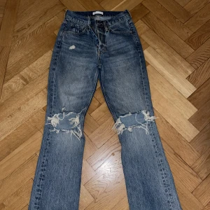 Jeans - Anine Bing - Säljer ett par jeans som inte längre passar. De är i princip inte slitna alls. Originalpris var 2613kr och utgångspriset är 1000kr.