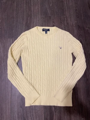 Gant sweatshirt  - Gul gant tröja stlrk M  Aldrig använd, känns som storlek S. Skriv privat för mer bilder 