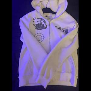 Vit aimforthemoon hoodie, sparsamt använd, inga flaws, nypris 1200, säljer för att jag inte längre använder den, pris kan diskuteras
