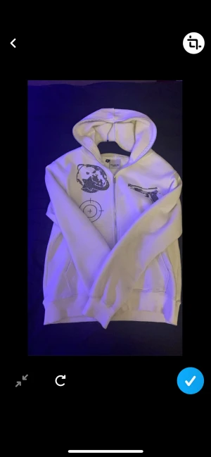 AimForTheMoon Hoodie - Vit aimforthemoon hoodie, sparsamt använd, inga flaws, nypris 1200, säljer för att jag inte längre använder den, pris kan diskuteras