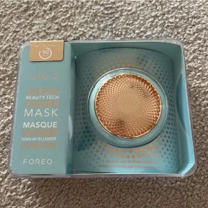 Foreo ufo 2 - Säljer en helt oanvönd foreo ufo 2. förbättrar din hy och skapar lyster med hjälp av kraftigt verkande Korea-inspirerade ansiktsmasker i kombination med snabb uppvärmning, nedkylning, T-Sonic-pulseringar och fullt spektrum av LED-ljus. Köpt för: 3295kr☺️❤️