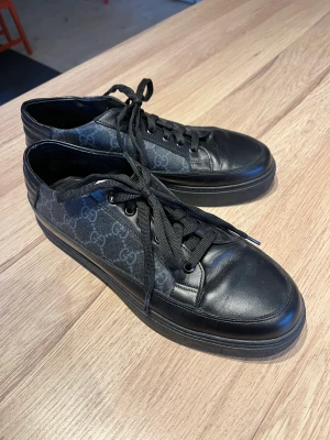 Lågskor med snörning - Vet ej om dessa är äkta därav priset. Aldrig använda. Fint skick. Innersulan är 27cm. 