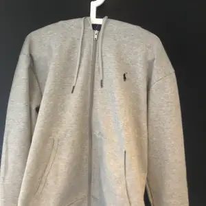 Helt oanvänd grå Ralph Lauren hoodie. Storlek L. Säljer då den var för stor för mig. Pris kan diskuteras.