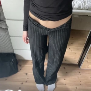 kostymbyxor  - supersnygga randiga kostymbyxor från berska!!  säljer då de ej passar