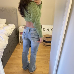 Lågmidjade jeans lee - dessa snygga lågmidjade bootcut jeans från lee! den perfekta färgen och långa! passar stl 36💕🪩midjemåttet 41 innerbenslängden 87💋