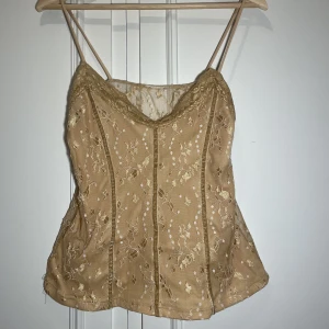 guldigt linne - fint guldigt prinsessaktigt linne!! står ingen storlek, men skulle säga M. köpt på beyond retro för ca ett år sen.🫶 (pris kan diskuteras)