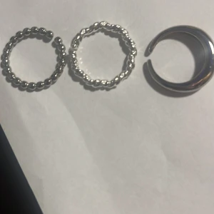 Ringar  - silver ringar som inte passade mig även i minsta justeringen. Alla tre ringarna är one size men går att justera om man vill.  Skriv vilken (vilka) ni vill ha 1,2 eller 3 från vänster till höge. De kostar från början 79 men säljer för 49. Ni står för frakt