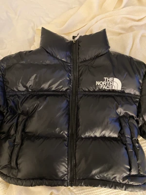 The north face jacka - Varm jacka från the north face, säljes då den endast använts 3 gånger.  Nypris ligger på 3.495kr  Mitt pris : 2.000kr  Frakt betalas av köparen. Swish betalningar endast