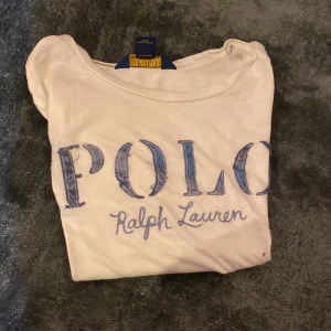 Polo t-shirt - Polo t-shirt men två en halv millimeters hål i fram