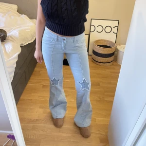 Lågmidjade jeans med stjärnor - DESSA ÄR FÖÖÖR SNYGGA OCH UNIKA! lågmidjade och bootcut med stjärnor! köpta secondhand ganska dyrt men är nästan aldrig använda! tyvärr för långa på mig!💕💋