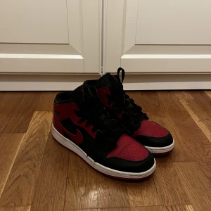 Air jordan mid  - Röda jordans använda endast ett fåtal gånger. Säljer nu dock på grund av för liten storlek. Köpta på sold out.