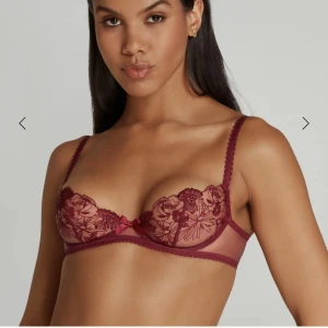 Agent provocateur bh - Säljer denna ballconette bh då den är för stor för mig. Som referens brukar jag ha 70C/D eller 75C och denna var en kupstorlek för stor. Endast använd en gång så i nyskick💞Köpt för 60€ plus 20€ frakt