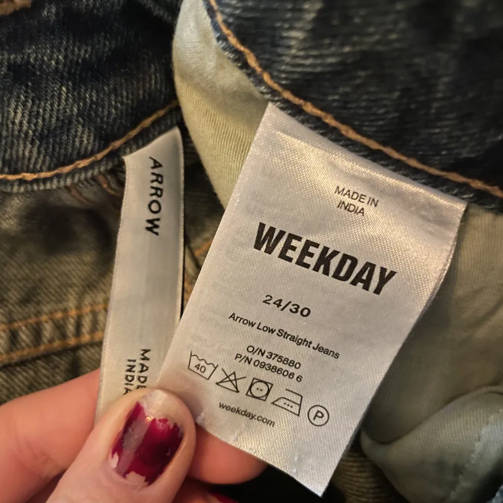 Weekdayjeans i modellen Arrow, i bra skick utan defekter med en påsydd stjärna på ena fickan💕. Jeans & Byxor.