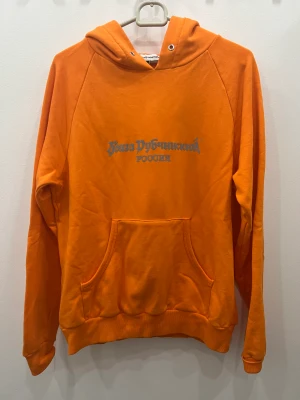 Gosha Rubchinskiy-hoodie - Knappt använd hoodie från Gosha Rubchinskiy som köptes på Farfetch 2017. Inte blivit använd senaste åren även om det är en grail för mig. Sitter bra i storleken.