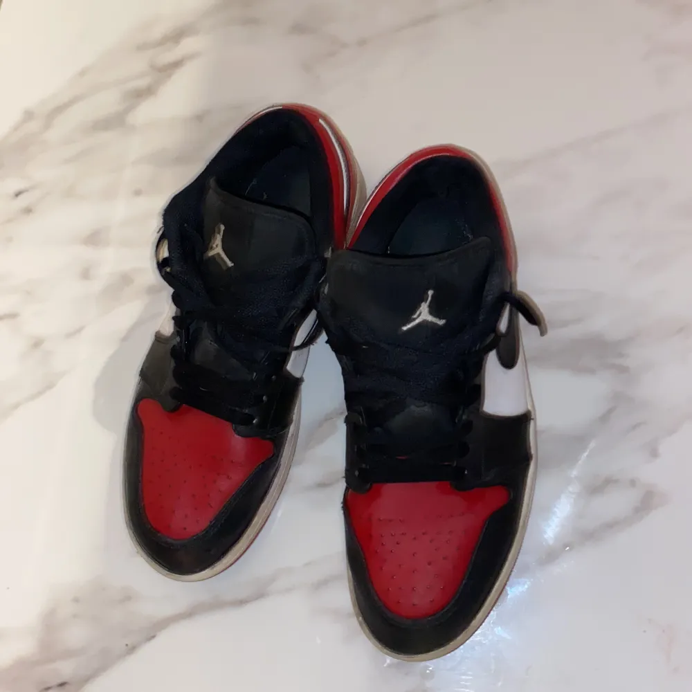 Säljer mina Jordan 1 low bred toe eftersom att de inte passar mig längre. De var köpta från Kanada för ungefär 2800 kr. Priset på skorna kan diskuteras. . Skor.