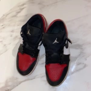 Jordan 1  - Säljer mina Jordan 1 low bred toe eftersom att de inte passar mig längre. De var köpta från Kanada för ungefär 2800 kr. Priset på skorna kan diskuteras. 