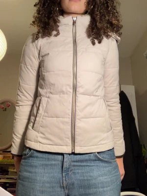 Vinterjacka  - Superfin vit/cream färgad vinterjacka i nyskick. Pris kan diskuteras vid snabb affär 
