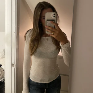 Vit topp - Jättesnygg vit halvgenomskinlig topp, den har inga defekter och är knappt använd 🤗❤️