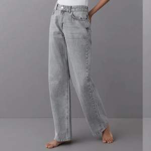 Säljer dessa gråa jeans från Gina i storlek 34