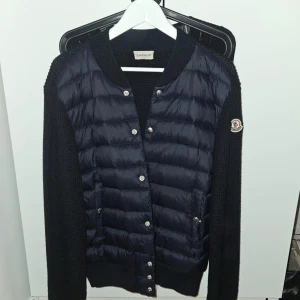 Moncler Cardigan Navy *HELT NY!* - Helt ny Moncler Cardigan i storlek 1 (S).   Aldrig använd. Mycket högkvalitativ cardigan som passar perfekt till kallt väder.   NFC scan fungerar på loggan samt insidan av jackan!  Kan mötas upp i Stockholm. Annars 1-3 dagar frakt via Plick!