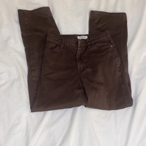 Wide bruna jesns - Köpt second han innan, e midwaist,(kontakta innan trycker köp nu!!)❤️