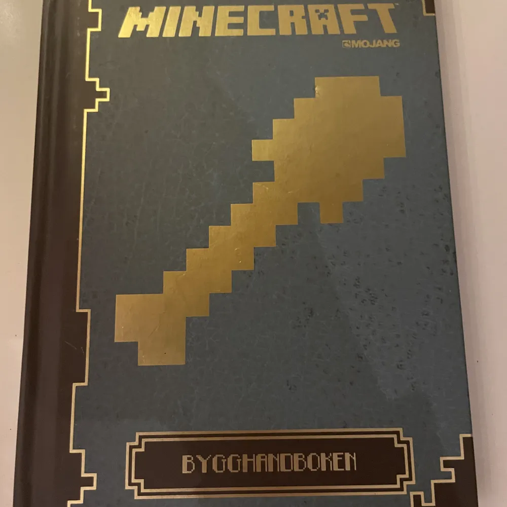 informativ bok om olika saker i minecraft :)). Böcker.