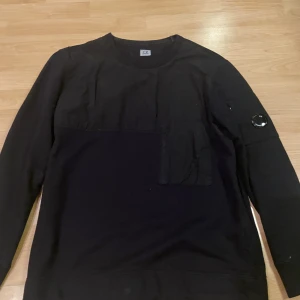 C.P Company tröja  - Inte använde mycket alls så den är som ny. Nypris ligger på 2 200kr  Priset kan diskuteras vid snabb affär  Hör av dig vid frågor. 