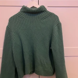 Tjocktröja  - Världens mysigaste tröja med volangärmar. Tjock och skön och i bra skick då den är sparsamt använd. Passar stl s-l🤍