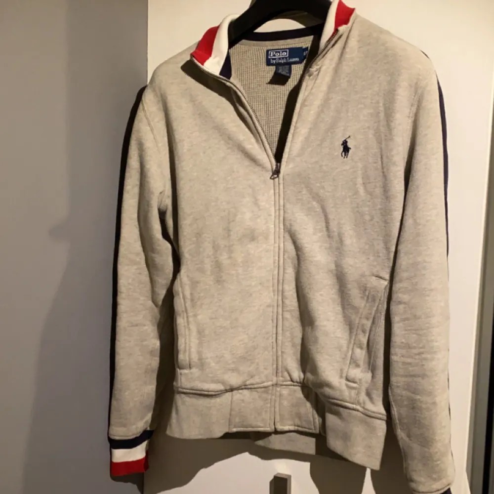 Snygg Ralph Lauren full zip tröja i mycket bra skick. Strlk S. Är 1,82 cm och tröjan sitter fint, bara skriva vid frågor eller funderingar. Tröjor & Koftor.