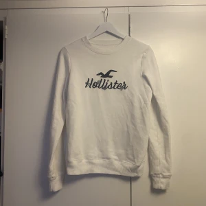 Hollister sweatshirt - Säljer denna fina sweatshirt då den tyvärr är för liten för mig🫶🏻