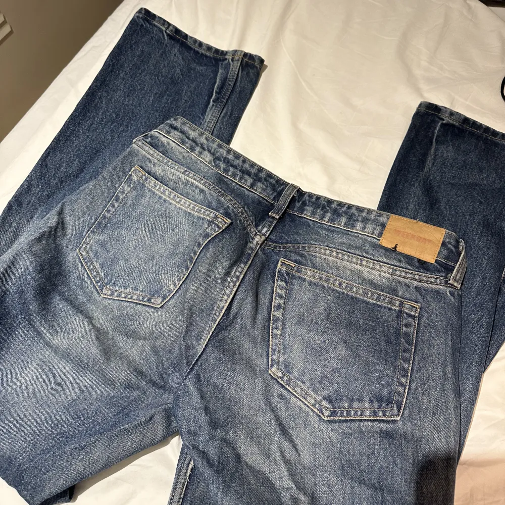 Jeans från weekday i modellen arrow köpte förra året men knappt använda, super snygg färg och passform. Jeans & Byxor.