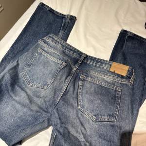 Jeans från weekday i modellen arrow köpte förra året men knappt använda, super snygg färg och passform