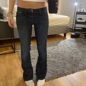 Snygga lågmidjade mörkblå jeans. Bra skick säljer för att de inte kommer till användning längre. Jeans från märket kan kosta upp till 2000 sek