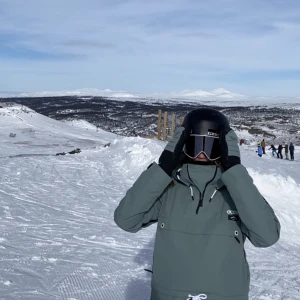 Skidjacka - Säljer denna skidjack då jag köpt en ny. Liten repa framtill som knappt syns. Nypris 1899 kr🔥