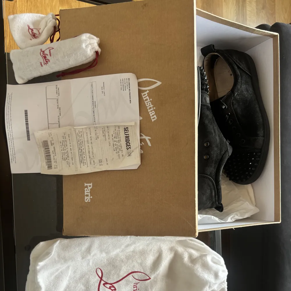 Svarta loubs i storlek 40 men sitter som 41, skick 8-9/10 inga problem me dem alls men dem e ju använda så såklart inte ny skick. Hör av er för mer bilder elle frågor. Kvitto snören och extra nitar finns. Kan mötas upp annars skickas dem med post nord. Kengät.