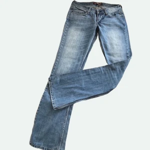 Lågmidjade Bootcut jeans  - Lågmidjade jeans från denimCO. Perfekt skick. Innerbenslängd:80 midjemått:37 vill du köpa trycker du på ”köp nu” jag postar inom 24h