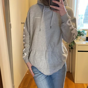 Lång Hoodie - Lång Hoodie från Calvin Klein. Går att vika in så den blir normallång men går också att ha som klänning vilket är väldigt mysigt☺️Storlek xs men passar även mig med stl S. Allt ska bort så pris kan diskuteras💗
