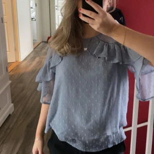 Blå blus  - En blå blus från ginatricot i bra skick som jag säljer då den inte kommer till användning.