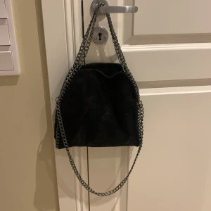 Svart väska  - Säljer min svarta Stella McCartney liknande  väska då den ej använde längre. 