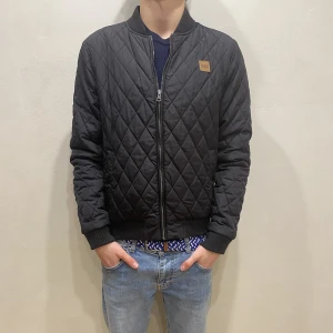 Jacka Urban Classics  - Hej! Säljer nu min jacka från märket Urban Classics storlek M i fint skick. Modellen på bilden är 180cm lång och väger 80kg. Tveka inte på att höra av dig om du har några frågor eller funderingar kring varan!