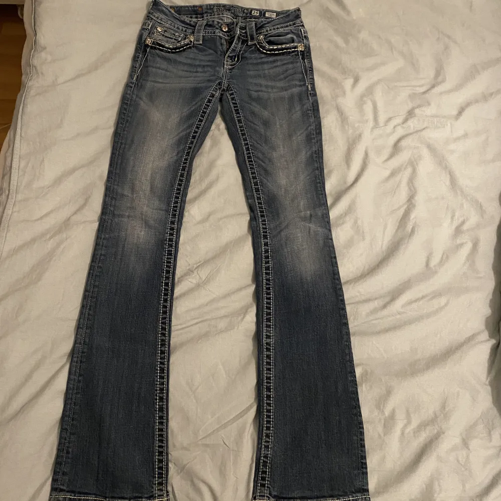 Säljer dessa supersnygga  lågmidjade miss me jeansen som är bootcut!!❤️säljer endast vid bra bud! Midjemått: ca 33cm (rakt över)❤️ innerben: ca 84cm❤️Tryck gärna på köpa nu, eller skriv och betala med Swish!❤️. Jeans & Byxor.