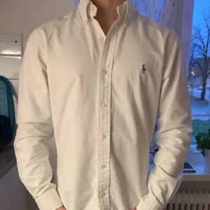 Polo Ralph lauren skjorta  - Polo Ralph lauren skjorta 8/10 i skick. Skjortan är mjuk och skaver inget. Hör av er vid fler bilder eller övrigt 