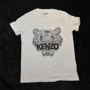 En fräsh endast testad kenzo t-shirt säljs i storlek M men passar båda som S-M