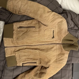 Vintage beige jacka - Detta är en vintage beige jacka som jag köpt second hand, Tyvärr så passar den inte mig längre!  Men den är i prima skick! ⭐️
