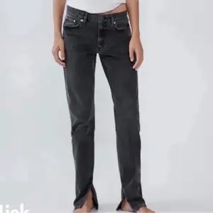 Suuuperfina lågmidjade jeans med slits!!! Strl 38 men passar 34/36 beroende på hur man vill att dom sitter💕