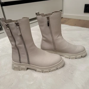 Boots Tamaris - Storlek 37  Använda 1 gång   Varma och sköna inuti 