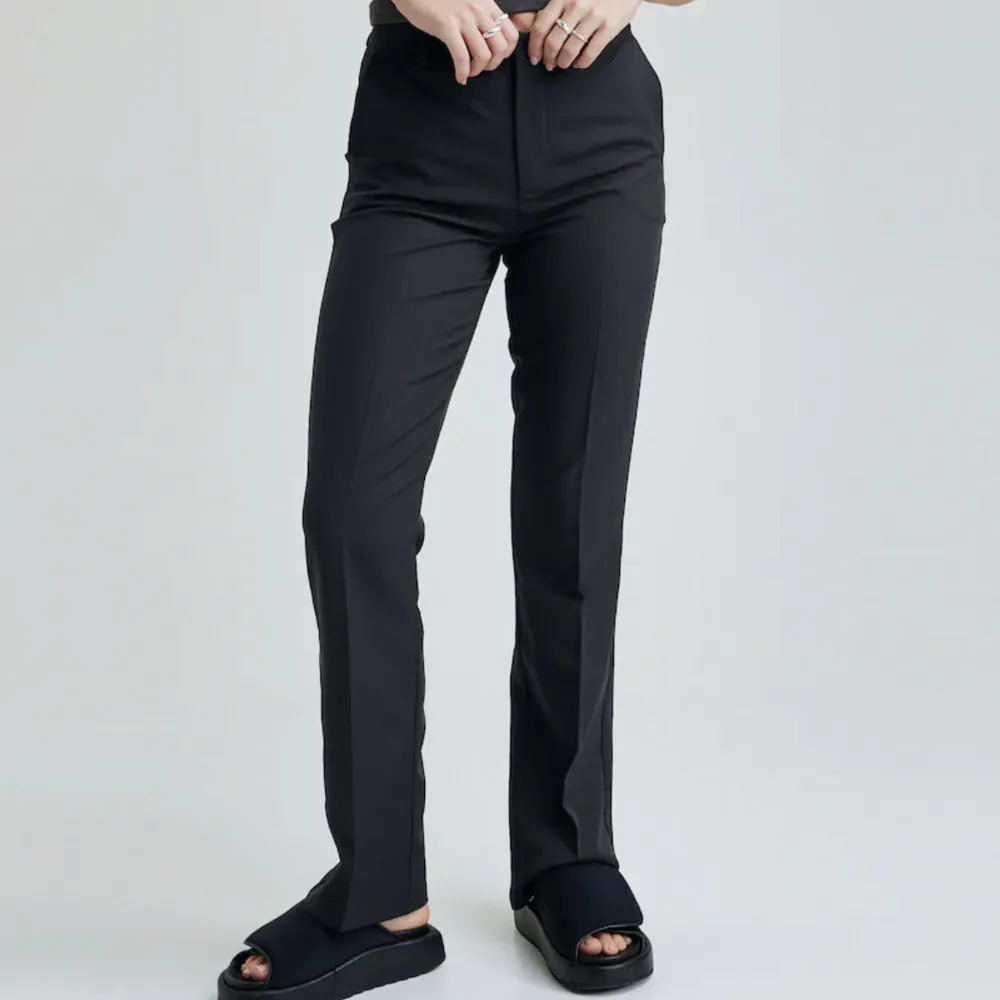 Säljer dessa medelhöga kostymbyxor från bikbok❣️ ny pris 499kr (lånade bilder!). Jeans & Byxor.
