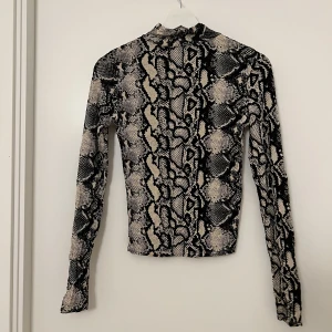 Långärmad tröja  - Fin långärmad tröja i orm mönster. Aldrig använd. Köpt på Gina Tricot för några år sedan. 