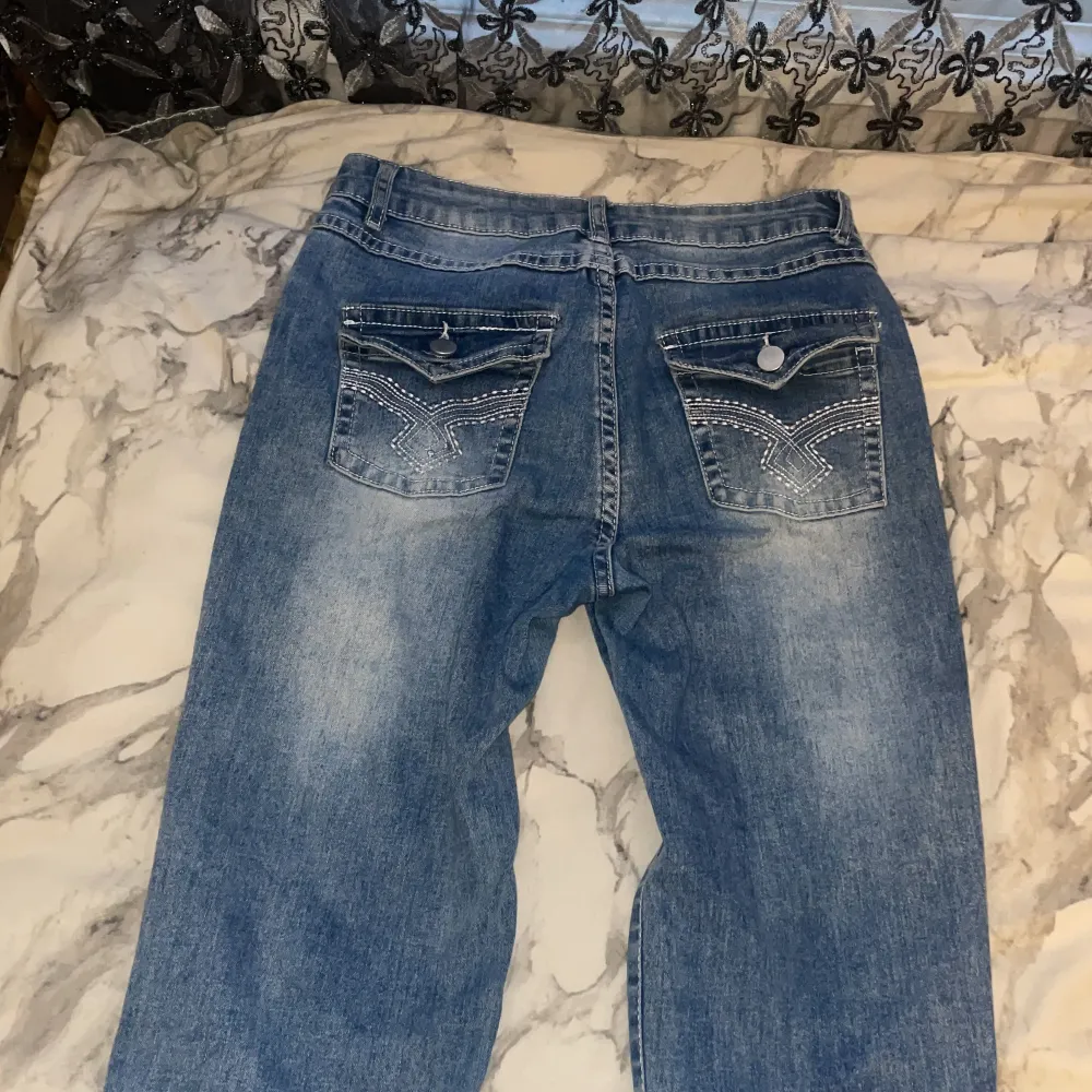 Hej💕 jag säljer dessa bootcut jeans De är använda typ 3-4 gånger. De är väldigt mjuka det känns som att man har på sig leggings. Nypris -269kr. Mitt pris 100kr. Skriv gärna till mig ifall du är intresserad💕 köparen står för frakten :) . Jeans & Byxor.